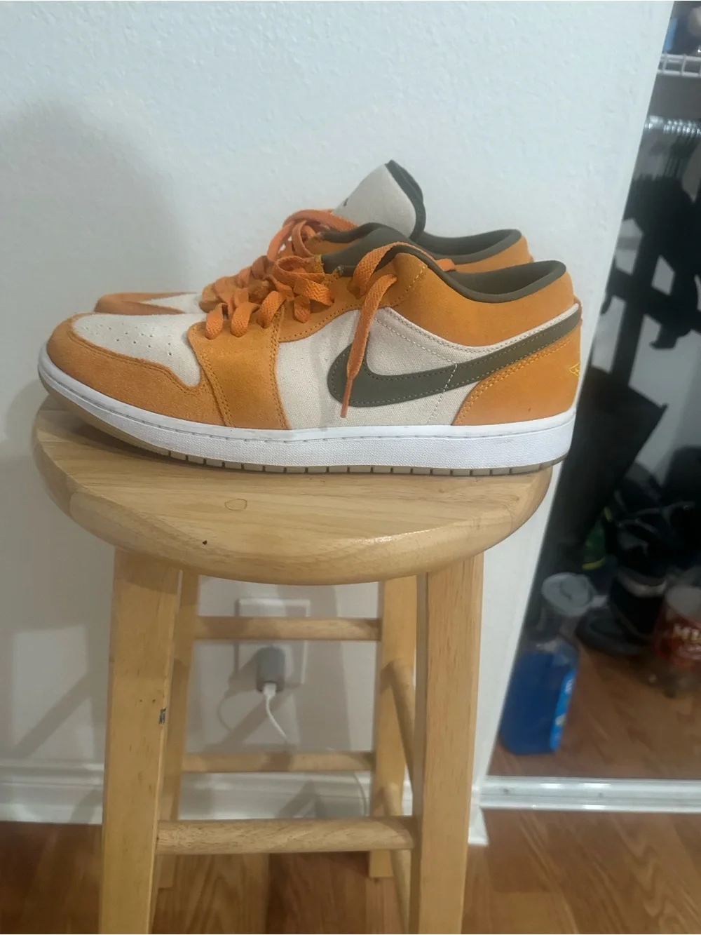 Jordan Low Top Sneakers - Orange/White